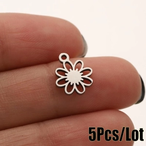 Lot de 5 breloques fleurs en acier inoxydable avec pétales évidés tenues par les doigts