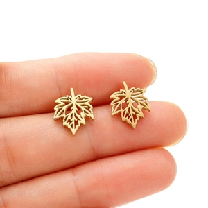 Boucles d'oreilles feuille d'érable minimalistes en acier inoxydable doré évidé