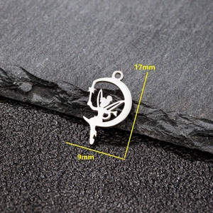 Pendentif fée argenté avec croissant de lune et étoile, dimensions 17mm par 9mm