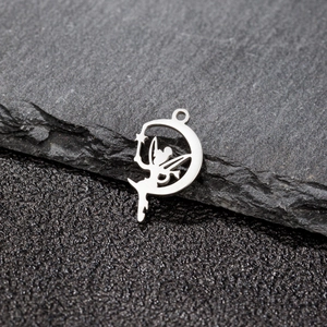 Pendentif fée et lune en acier inoxydable poli sur fond de pierre naturelle sombre