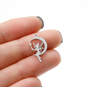Pendentif fée de la lune en acier inoxydable poli avec design évidé tenu en main