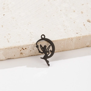 Pendentif fée et lune en acier inoxydable noir posé sur un socle en pierre naturelle