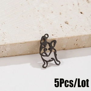Dettaglio di ciondoli bulldog in acciaio inossidabile nero minimalista, set da 5