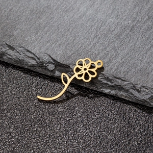 Détail d'un pendentif fleur et feuille évidé plaqué or minimaliste pour bijoux DIY
