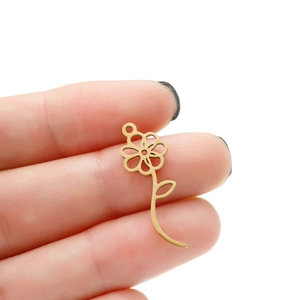 Vue détaillée d'un pendentif fleur en acier inoxydable doré pour la création de bijoux