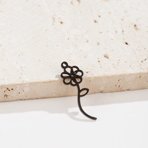 Détail d'un pendentif fleur noir minimaliste pour la création de bijoux DIY