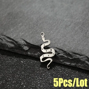 Set mit 5 Vintage Schlangen-Anhängern aus Silber mit Mond-Ausschnitt auf Schiefer