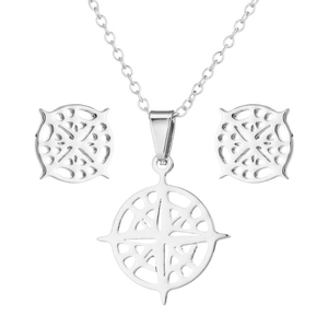 Détails macro d'un ensemble collier et boucles d'oreilles géométriques en acier inoxydable