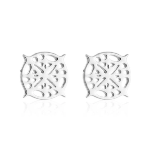 Vue détaillée des boucles d'oreilles géométriques vague en acier argenté poli