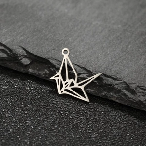 Vue détaillée du pendentif grue en origami en acier inoxydable avec design géométrique