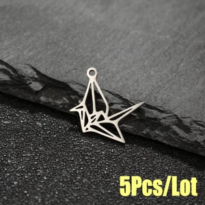 Lot de 5 pendentifs grue en origami en acier inoxydable sur fond de pierre sombre