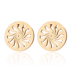 Gros plan de boucles d'oreilles rondes en bois découpé au laser avec motif soleil