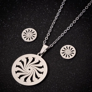 Détails macro du parure bijoux en acier inoxydable avec pendentifs ronds à spirale