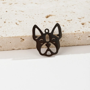 Macro-opname van een holle mopshond hanger met donkere afwerking op natuursteen
