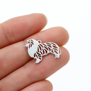 Pendentif chien colley en acier inoxydable poli tenu à la main pour la taille
