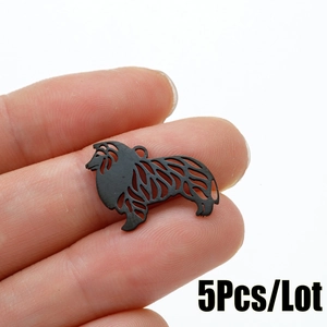Gros plan de 5 pendentifs silhouette de chien colley en acier inoxydable noir mat