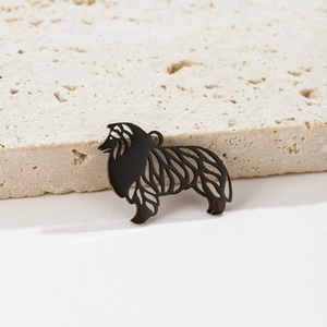 Vue détaillée d'un pendentif silhouette de chien creux en acier inoxydable noir pour bijoux