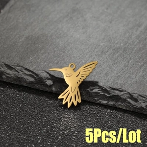 Lot de 5 pendentifs colibri en acier inoxydable doré avec détails de plumes évidées