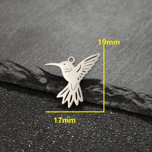 Pendentif colibri en acier inoxydable poli avec ailes détaillées et étiquette de taille
