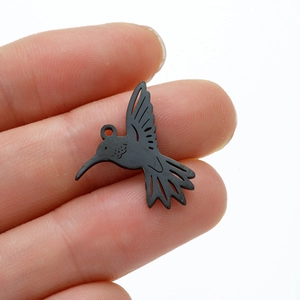 Pendentif colibri noir avec détails évidés complexes et anneau de suspension en métal