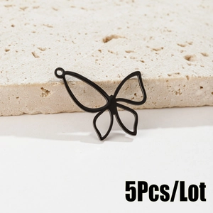 Detailansicht der schwarzen hohlförmigen Schmetterling-Anhänger im 5er-Set für DIY