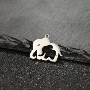 Vue détaillée d'un pendentif éléphant évidé posé sur une roche d'ardoise texturée