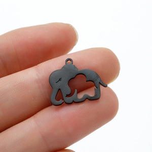 Pendentif éléphant en acier inoxydable brossé tenu à la main pour montrer la taille