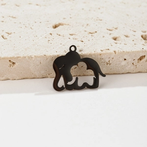 Vue détaillée d'un pendentif éléphant noir sur pierre pour la création de bijoux DIY