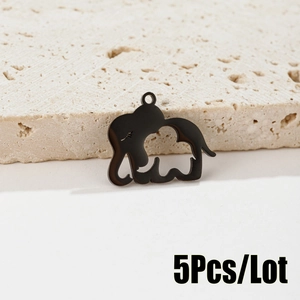 Détail de 5 breloques éléphants noires sur plateau en pierre pour bijoux DIY