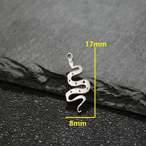 5er-Set Edelstahl Schlangenanhänger in Silber mit schwarzen Punkten auf dunklem Stein