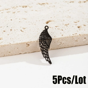 Gros plan de pendentifs ailes d'ange noires ajourées sur pierre, lot de 5 pour bijoux