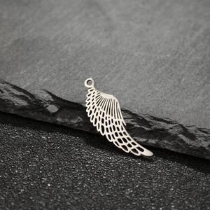 Détail d'un pendentif aile de plume argentée sur pierre pour la création de bijoux DIY