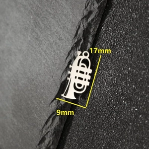 Pendentif trompette rétro en acier inoxydable, taille 17mm sur fond de texture pierre