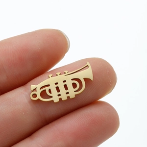 Pendentif trompette en acier inoxydable doré poli présenté sur la main pour taille