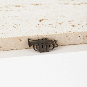 Détail d'un pendentif trompette noir mat avec un design épuré aux lignes évidées