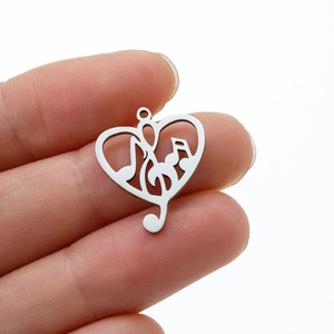 Ciondolo a cuore in acciaio inossidabile lucido con note musicali e design a chiave di violino