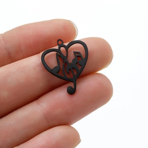 Dettaglio del ciondolo a cuore con nota musicale nero opaco con geometria dettagliata