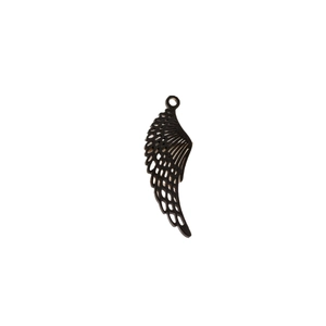 Pendentif ailes d'ange noir mat ajouré avec texture de plumes et anneau de suspension
