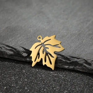 Pendentif feuille d'érable doré minimaliste avec nervures creuses sur pierre sombre