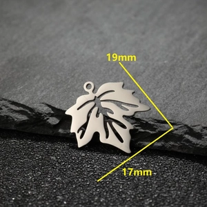 Pendentif feuille d'érable en acier inoxydable évidé de taille 19mm par 17mm