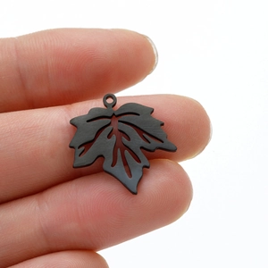 Pendentif feuille d'érable noir en acier inoxydable ajouré pour la création de bijoux