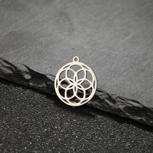 Vue rapprochée de boucles d'oreilles mandala argentées au design géométrique ajouré