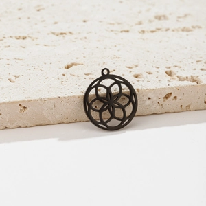 Détail macro de boucles d'oreilles mandala noires avec motif géométrique ajouré élégant