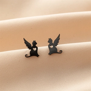 Boucles d'oreilles chat noir mat avec ailes et cœur ajouré sur tissu en soie
