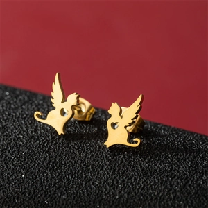 Boucles d'oreilles chat volant en acier inoxydable doré avec ailes et coeur ajouré