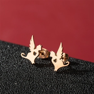 Boucles d'oreilles chat ailé doré avec design cœur évidé sur un support professionnel