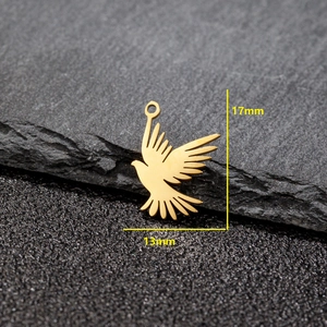 Ciondolo uccello in acciaio inossidabile dorato con ali spiegate, charm 17mm x 13mm