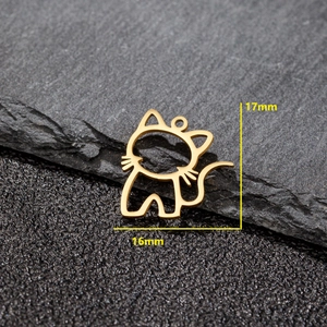 Pendentif chat doré en acier inoxydable avec dimensions de 17mm sur pierre sombre