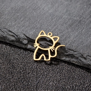 Vue macro d'un pendentif chat doré à lignes évidées sur une surface en pierre grise