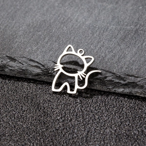 Détail d'un pendentif chat en acier inoxydable argenté avec silhouette évidée épurée